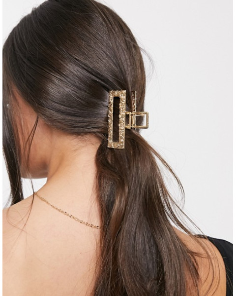 Hair clip in hammered open square in gold tone